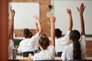 Estudiantes de la escuela en clase trabajando con tabletas.