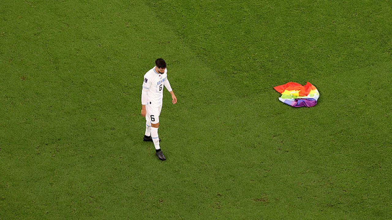 Durante el partido entre Portugal y Uruguay, un espontáneo saltó a la cancha ondeando la bandera arcoíris  (símbolo LGBT+).