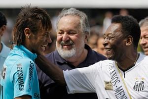 El futbolista Neymar, a la izquierda, y la leyenda del fútbol brasileño Pelé, se ríen durante la celebración del centenario del equipo en Santos, Brasil. 
