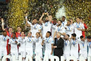 Los jugadores del Real Madrid celebran con el trofeo al final de la final de la Copa Mundial de Clubes de la FIFA entre el Real Madrid de España y el Al-Hilal de Arabia Saudita en el Estadio Príncipe Moulay Abdellah en Rabat el 11 de febrero de 2023. - El Real Madrid levantó el Mundial de Clubes Copa por quinta vez récord con una palpitante victoria por 5-3 sobre Al-Hilal. (Foto de FADEL SENNA / AFP)