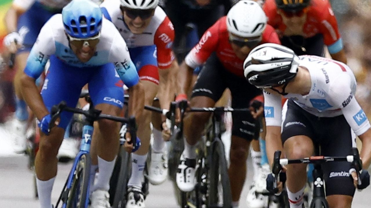 Pogacar voltea su mirada antes de cruzar la meta en la etapa 6 del Tour de Francia 2022