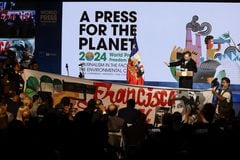 Los manifestantes sostienen una pancarta para protestar por Francisca Sandoval, una periodista que fue asesinada a tiros durante una manifestación del Primero de Mayo de 2022, mientras el presidente de Chile, Gabriel Boric, pronuncia un discurso durante la ceremonia de apertura de la Conferencia del Día Mundial de la Libertad de Prensa, en Santiago, Chile, el 3 de mayo.