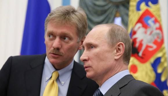 Vladimir Putin junto al portavoz del Kremlin, Dmitri Peskov. (Foto: AFP)