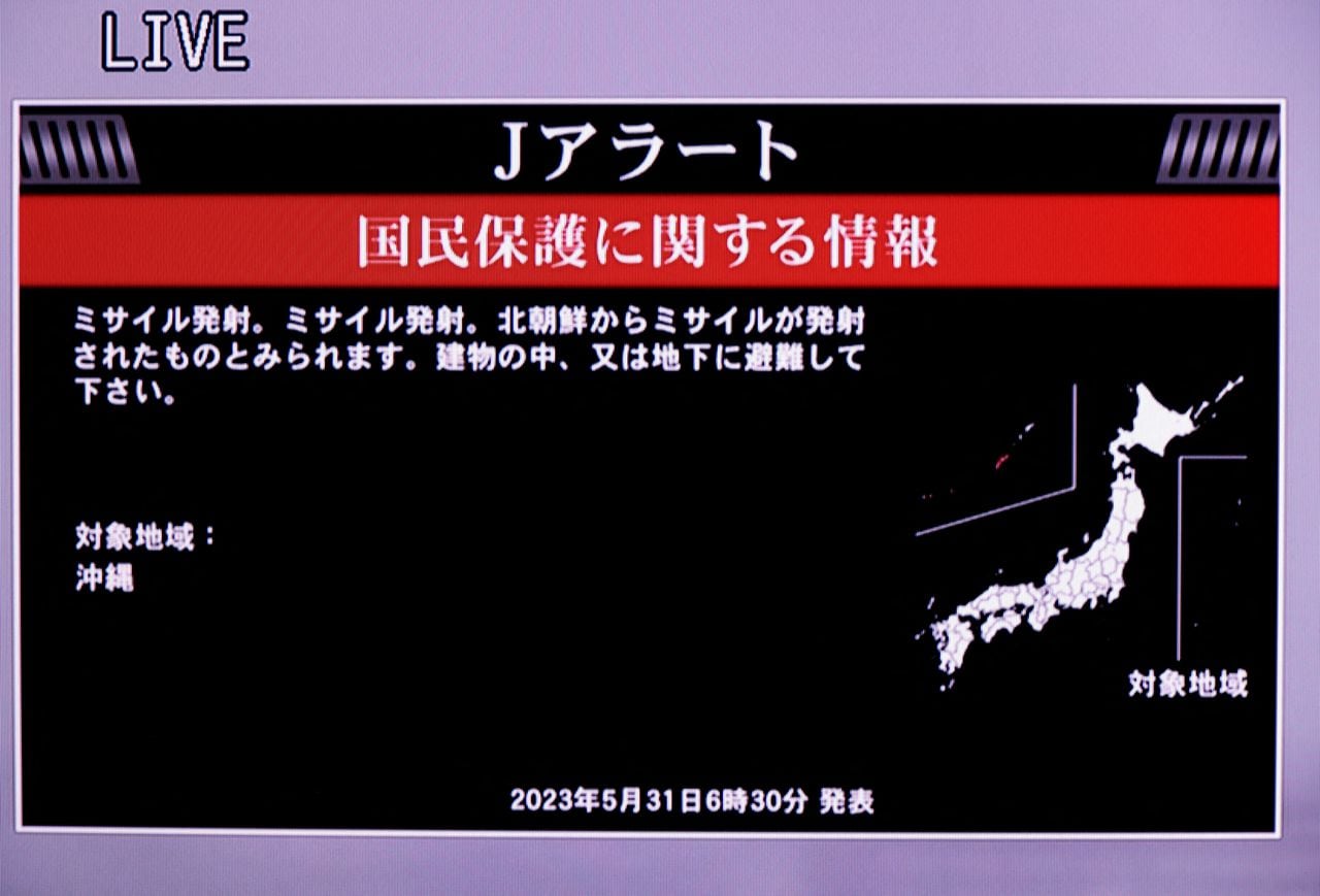 Una pantalla de televisión muestra un mensaje de advertencia llamado "Alerta J" después de que el gobierno japonés emitiera una advertencia de emergencia para los residentes de la prefectura sureña de Okinawa, diciendo que se había lanzado un misil desde Corea del Norte, en Tokio, Japón