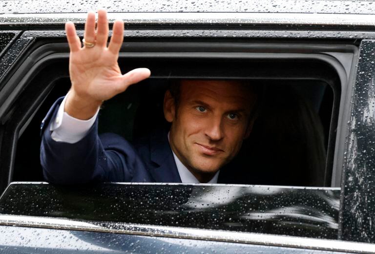 El presidente de Francia, Emmanuel Macron, saluda al salir después de emitir su voto en la segunda etapa de las elecciones parlamentarias francesas en un colegio electoral en Le Touquet, norte de Francia, el 19 de junio de 2022. (Foto de Ludovic MARIN / AFP)