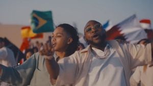 Trinidad Cardona y Davido, interpretando la canción oficial del Mundial de Catar 2022