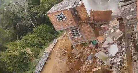Momentos de pánico vivieron familias en el barrio Cordoncillo tras el colapso de unas viviendas.