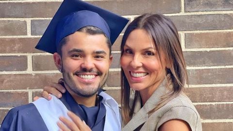 Mateo Villegas es acompañado por su mamá, Paula Andrea Betancur, el día de su graduación.