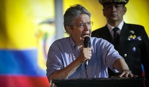 El presidente de Ecuador, Guillermo Lasso, da un discurso luego de decretar el estado de excepción en el país