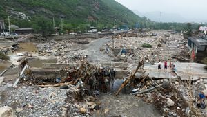 Un puente de una autopista del norte de China se vino abajo debido a las inundaciones repentinas provocadas por las intensas lluvias, y dos autos cayeron al río, reportaron los medios estatales el jueves.(Photo by VCG/VCG via Getty Images)