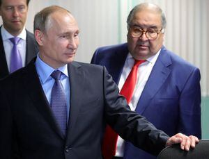 En esta foto de archivo tomada el 14 de julio de 2017, el presidente ruso, Vladimir Putin (izquierda), y el fundador de USM Holdings, Alisher Usmanov (derecha), observan el centro de control del nuevo taller que produce briquetas de hierro en caliente en Lebedinsky Mining and Processing Combine. (Metalloinvest MC LLC) en la región de Belgorod - AFP