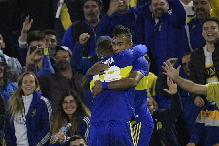 Boca Juniors' Colombian forward Sebastian Villa (R) celebrates with teammate Frank Fabra after scoring a goal against Defensa y Justicia during their Argentine Professional Football League quarterfinal match at La Bombonera stadium in Buenos Aires, on May 10, 2022. (Photo by Juan MABROMATA / AFP)