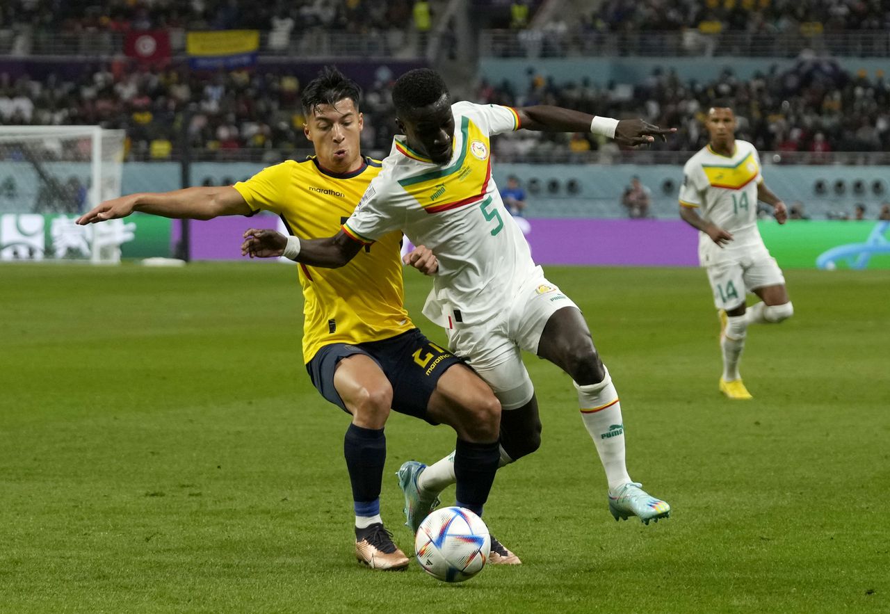 Alan Franco de Ecuador, a la izquierda, desafía a Idrissa Gueye de Senegal durante el partido de fútbol del grupo A de la Copa Mundial entre Ecuador y Senegal, en el Estadio Internacional Khalifa en Doha, Qatar, el martes 29 de noviembre de 2022.
