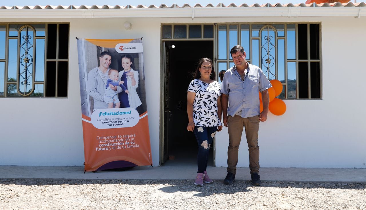 Justo Pastor González y Patricia Murcia recibieron su casa propia en el municipio de Guachetá, en Cundinamarca.