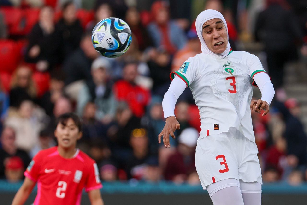 Nouhaila Benzina juega con hiyab por primera vez en un mundial femenino