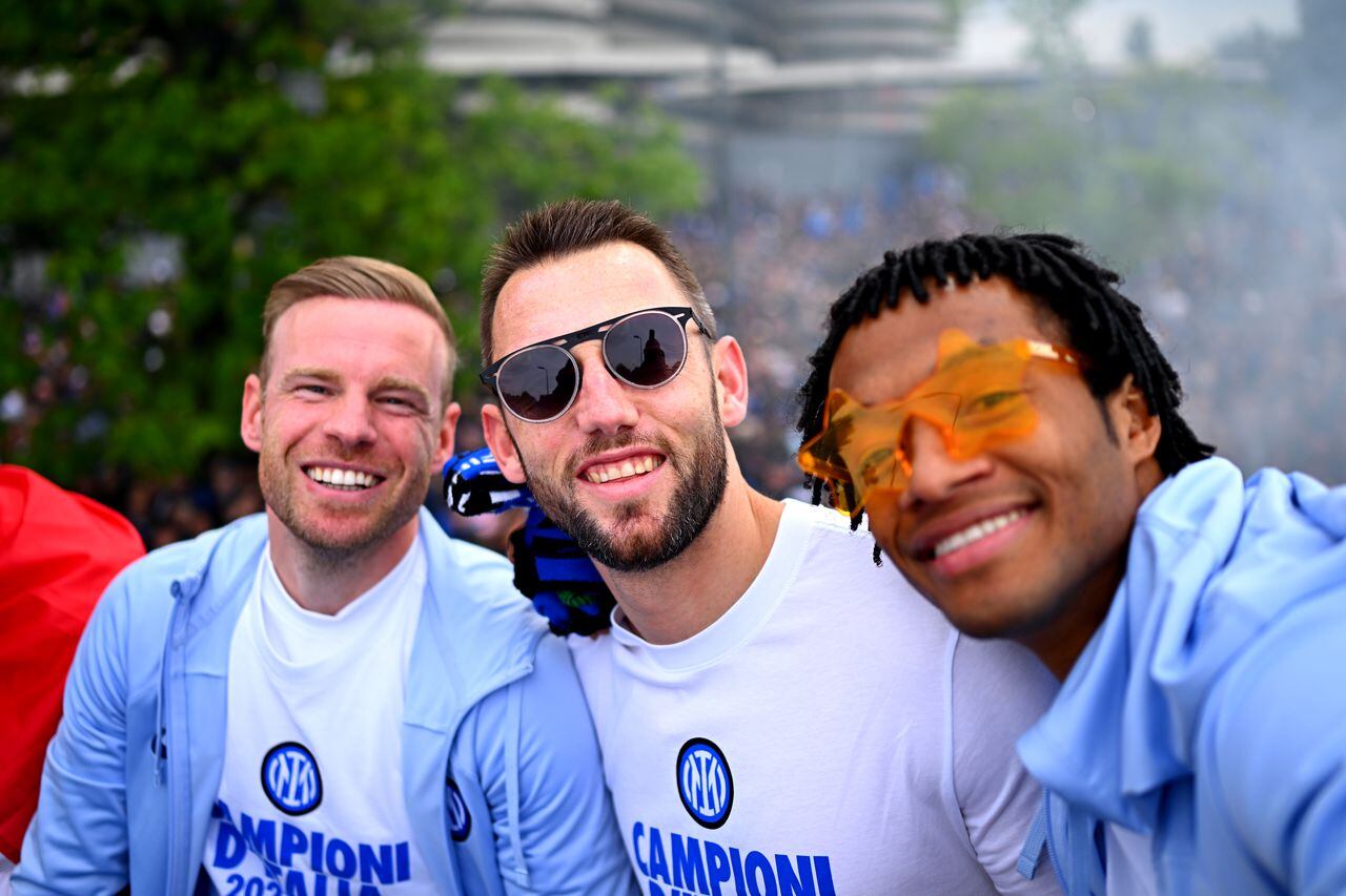 MILAN, ITALY - APRIL 28: Davy Klaassen (L), Stefan De Vrij (C) and Juan Cuadrado (R) of Inter pose for photo during FC Internazionale Serie A Victory Party & Parade at  on April 28, 2024 in Milan, Italy. (Photo by Mattia Ozbot - Inter/Inter via Getty Images)