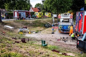 Los servicios de emergencia operan en la escena de un accidente después de que un camión se saliera de un dique hacia una fiesta del vecindario, matando al menos a dos asistentes e hiriendo a varios más, en Nieuw-Beijerland, ayer 27 de agosto de 2022. (Photo by ANP / AFP) / Netherlands OUT