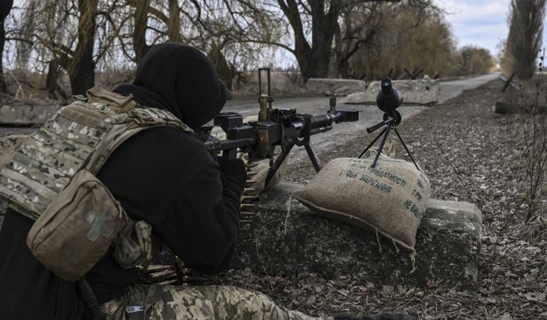 A pesar de las negociaciones, el ejército ruso seguirá con la ofensiva sobre Ucrania. En la foto, un soldado ucraniano está en una trinchera a la espera de ataques.