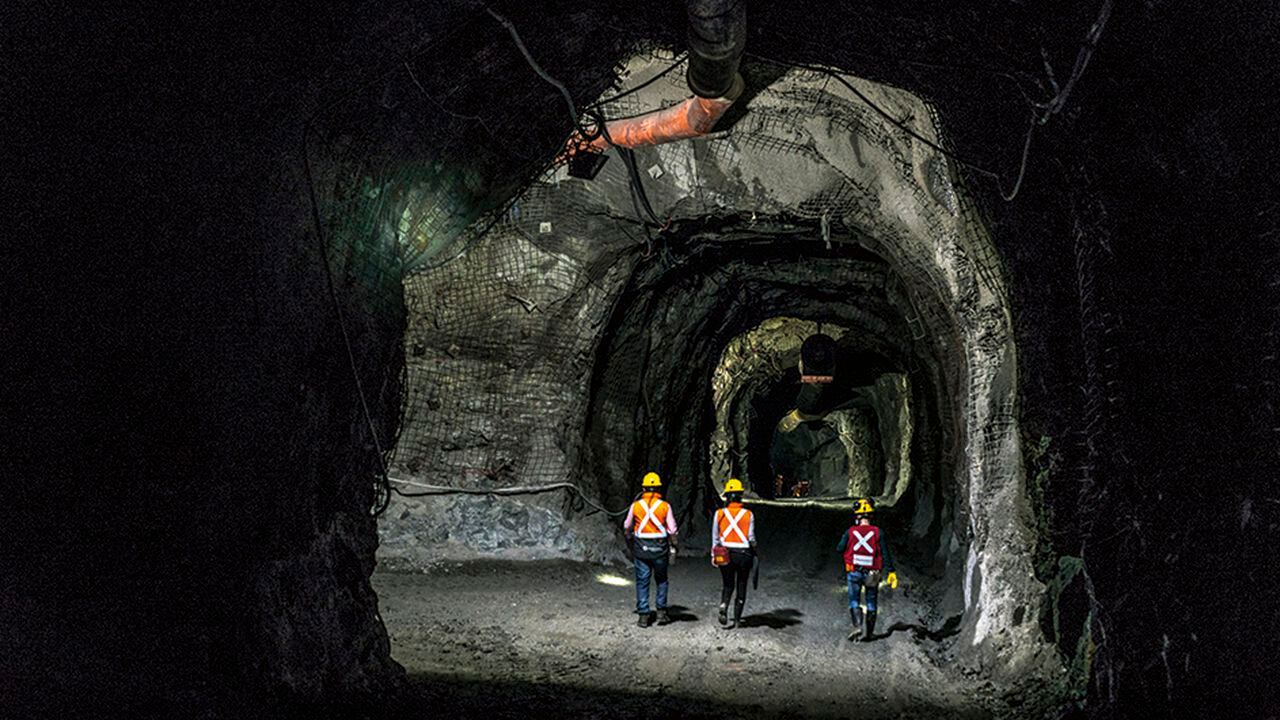 La mina de Zijin-Continental en Buriticá, Antioquia, es una de las grandes apuestas del país para industrializar una actividad que se ha caracterizado por la alta informalidad y la ilegalidad. Buriticá, de 11.000 habitantes, recibirá 37.000 millones en regalías de acá a 2025.