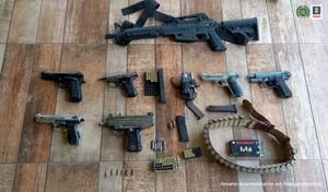 En el lugar la Sijin de la Policía Nacional halló una subametralladora con un proveedor para la misma, dos pistolas 7.65, una de ellas hechiza; una carabina calibre 22; y más de 130 cartuchos de distritos calibres; además de 7 proveedores; un fusil y una pistola traumáticos.