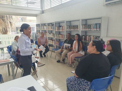 Jennifer Acevedo junto con formadores del SENA dictan sesiones de formación a mujeres migrantes y vecinas en las comunidades de acogida en los espacios de la Biblioteca Pública Municipal José Martí.