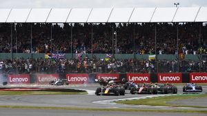 NORTHAMPTON, ENGLAND - JULY 03: Max Verstappen of the Netherlands driving the (1) Oracle Red Bull Racing RB18 leads Carlos Sainz of Spain driving (55) the Ferrari F1-75 and the rest of the field out of turn one as Zhou Guanyu of China driving the (24) Alfa Romeo F1 C42 Ferrari and George Russell of Great Britain driving the (63) Mercedes AMG Petronas F1 Team W13 crash at the start during the F1 Grand Prix of Great Britain at Silverstone on July 03, 2022 in Northampton, England. (Photo by Rudy Carezzevoli - Formula 1/Formula 1 via Getty Images)
