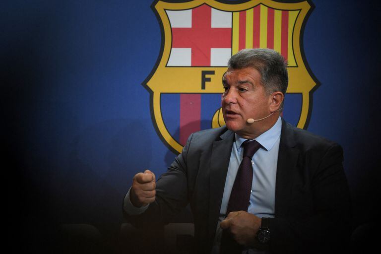 Barcelona's Spanish President Joan Laporta gestures as he addresses a press conference to present the results of a club investigation into financial mismanagement under the previous board, in Barcelona on February 1, 2022. - The "forensic report" focuses on various financial issues, including money paid to agents and the spreading of fees over numerous contracts, allegedly to avoid exceeding spending limits, with former president Josep Maria Bartomeu expected to be in the firing line. (Photo by LLUIS GENE / AFP)