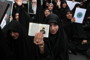 Un manifestante sostiene una copia del Corán y un retrato del líder supremo, el ayatolá Ali Khamenei, en una protesta contra Suecia frente a la embajada sueca en Teherán, Irán, el viernes 21 de julio de 2023.