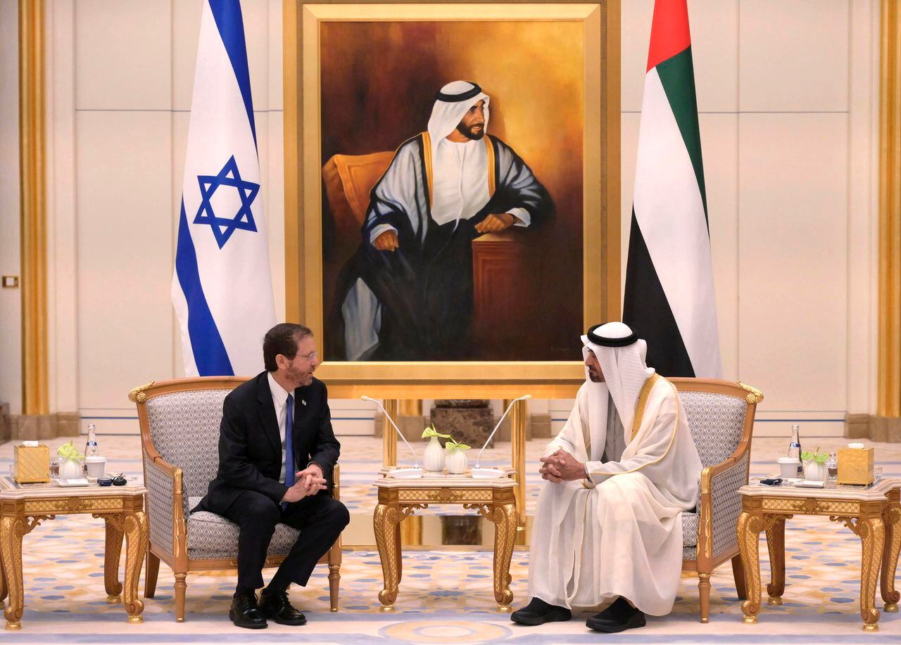 El presidente Isaac Herzog, a la izquierda, se reúne con el príncipe heredero de Abu Dabi.