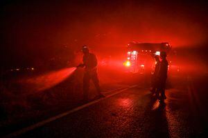 Los bomberos apagan los puntos críticos del Incendio Wishon mientras arde cerca de Springville, California, EE. UU., 15 de agosto de 2022. FotoREUTERS/David Swanson
