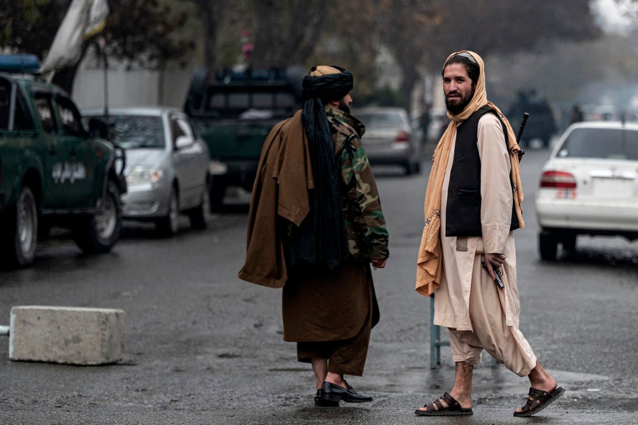 Fuerzas talibanas resguardan la zona del atentado terrorista.