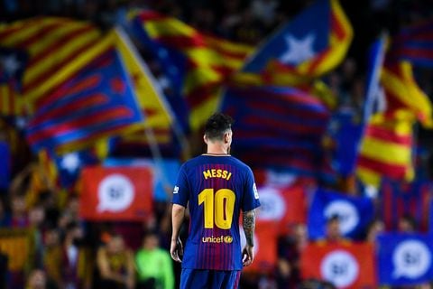 Lionel Messi del FC Barcelona mira como las banderas independentistas catalanas se ven en el fondo durante el partido de la Liga entre Barcelona y SD Eibar en el Camp Nou el 19 de septiembre de 2017 en Barcelona, ​​España. (Foto de David Ramos/Getty Images)
