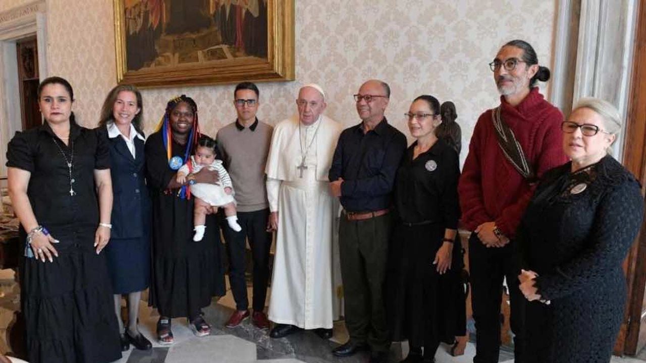 papa Francisco y miembros de la Mesa Nacional de Participación Efectiva de las Víctimas de Colombia (Mnpev) y del Foro Internacional de Víctimas