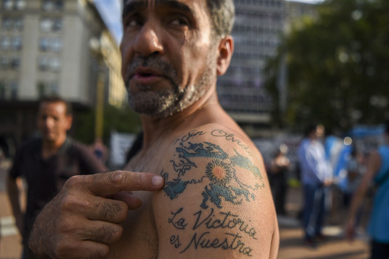Un soldado veterano de la Guerra de las Malvinas muestra su tatuaje de conmemoración.