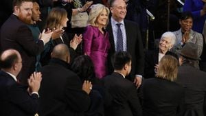 La primera dama, Jill Biden, y el segundo caballero, Doug Emhoff, reciben una ovación de pie durante el discurso sobre el Estado de la Unión del presidente de los Estados Unidos, Joe Biden.