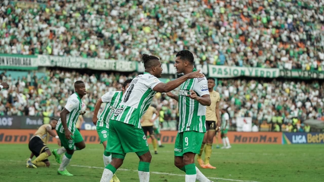 Jefferson Duque y Danovis Banguero celebran el empate ante Águilas Doradas de Rionegro.