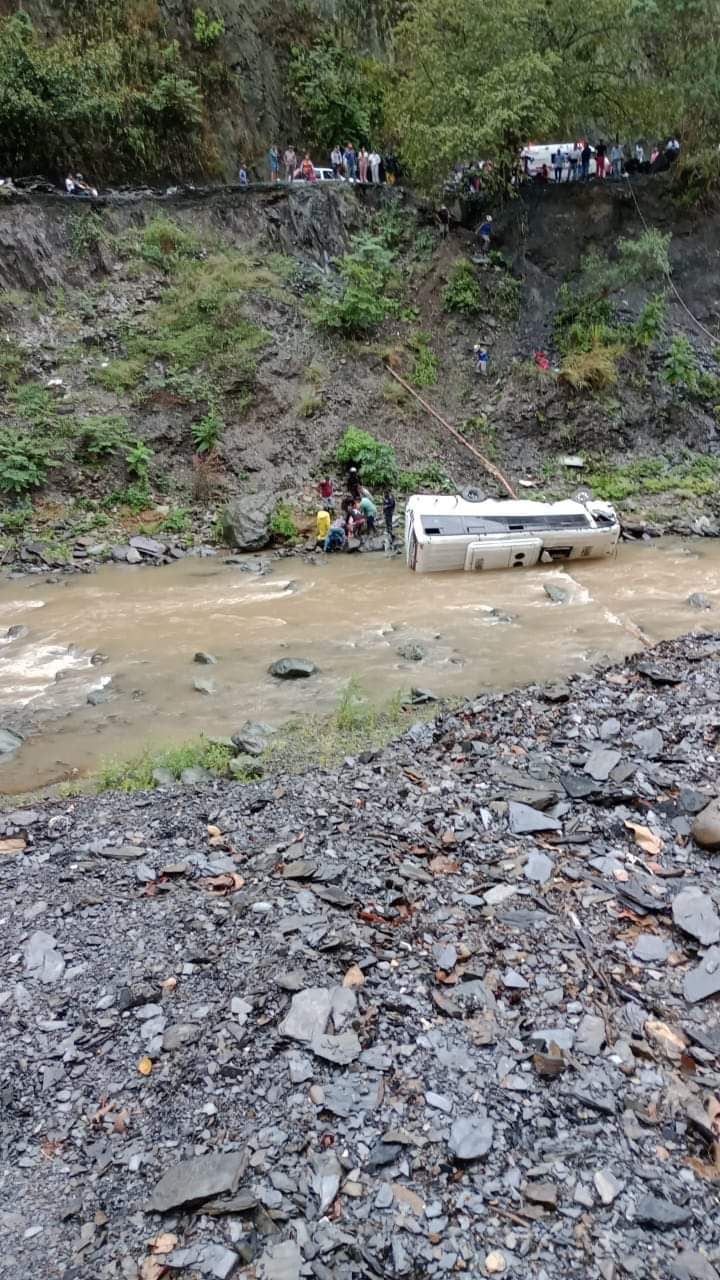 Grave accidente de tránsito en la vía Buenaventura-Buga, en el Valle; bus rodó a un abismo.