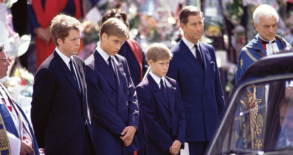 El programa revive cómo el dolor por Diana se reflejó en el tapete de flores que sus fanáticos tendieron ante el Palacio de Kensington, y en la pública desolación de su hermano Charles, sus hijos William y Harry y su exesposo Carlos de Gales. 