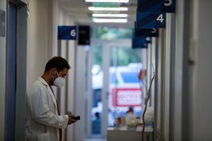 El director Dr. Patricio Mautone se encuentra en el pasillo del hospital Dr. Norberto Raul Piacentini, en Lomas de Zamora, Argentina, el viernes 23 de abril de 2021, en medio de la nueva pandemia de coronavirus. A medida que Argentina experimenta peajes récord de COVID-19, los hospitales luchan por mantenerse al día con la demanda. Foto: AP / Natacha Pisarenko.