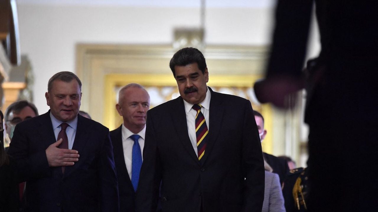 El presidente venezolano, Nicolás Maduro, junto al viceprimer ministro ruso, Yuri Borisov Caracas, el 16 de febrero de 2022. (Photo by Federico Parra / AFP)