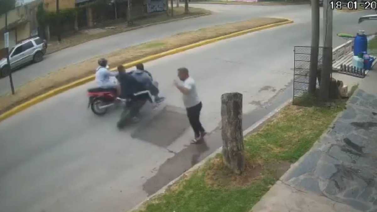 Un comerciante evito el robo de una motocicleta al arrojar una reja a los presuntos ladrones. Foto: twitter @delsurchileno.