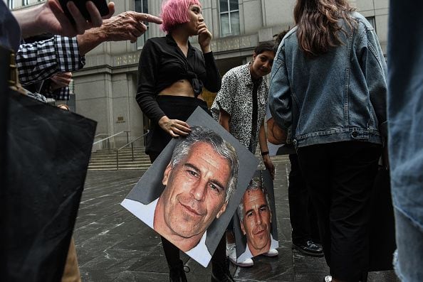 Según los informes, Epstein será acusado de un cargo de tráfico sexual de menores y un cargo de conspiración para participar en el tráfico sexual de menores. (Foto de Stephanie Keith/Getty Images)