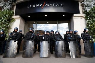 Los gendarmes franceses se paran frente a los grandes almacenes BHV Marais durante una manifestación como parte del 12º día de huelgas y protestas nacionales contra la reforma de las pensiones