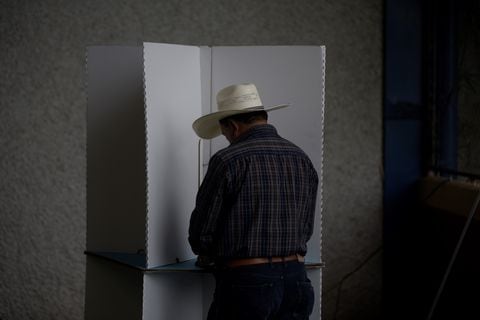 Un hombre emite su voto durante las elecciones presidenciales en la Ciudad de Guatemala