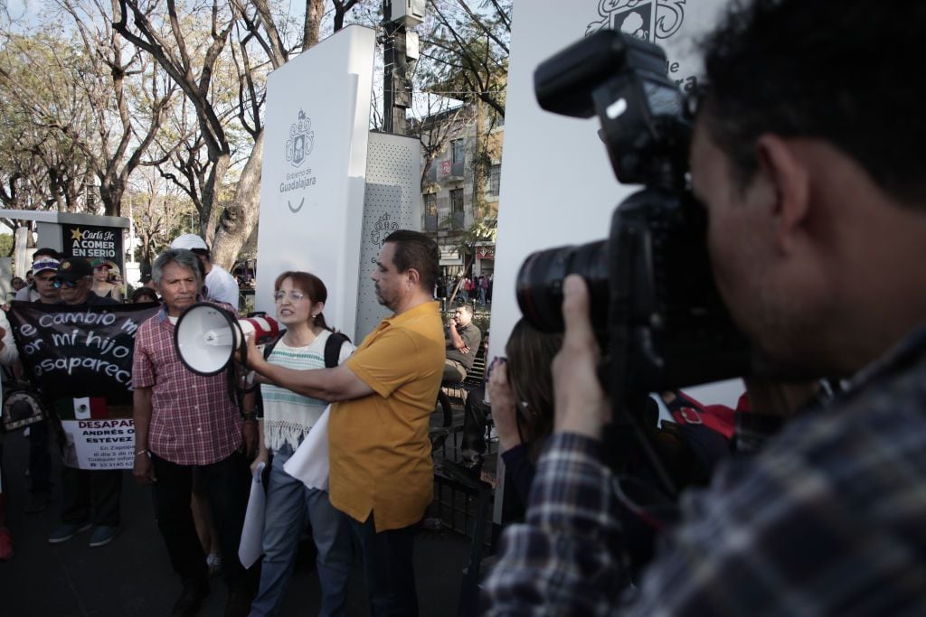 Fotógrafo toma fotografías durante una protesta por la desaparición del periodista mexicano Jaime Barrera el 12 de marzo de 2024 en Guadalajara, México.