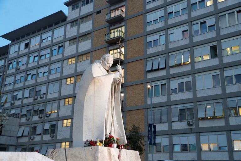 Una estatua del ex Papa Juan Pablo II se ve en el patio del Hospital Gemelli donde el Papa Francisco está hospitalizado por una infección respiratoria, en Roma, Italia, el 31 de marzo de 2023