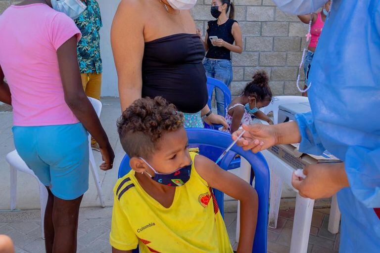 jornada de vacunación contra la covid-19  para niños y niñas  en centros comerciales de Cartagena