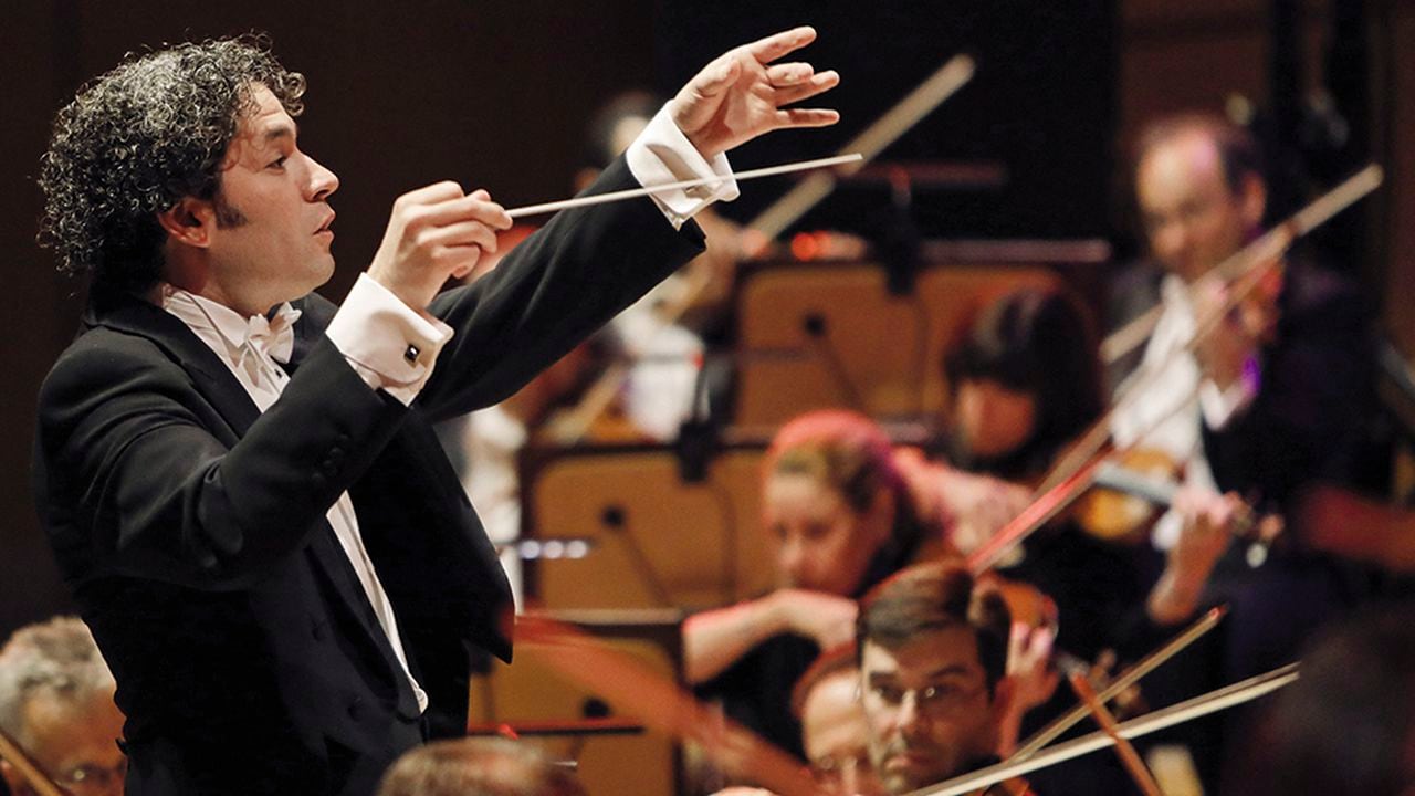 Gustavo Dudamel comenzó a dirigir la Filarmónica de Los Ángeles con solo 28 años. En esta ciudad replicó el modelo de El Sistema y ayudó en la formación musical de jóvenes de sectores populares. Iniciativa que fue reconocida por Barack Obama.
