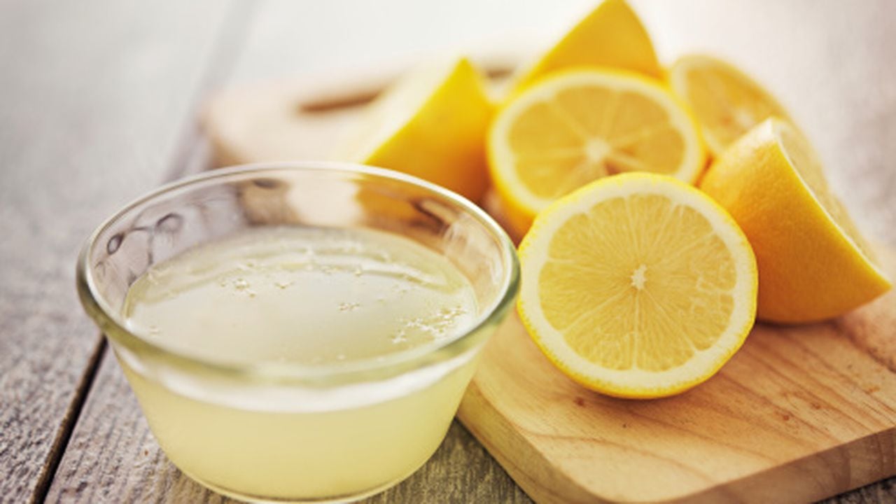 Por la presencia de vitamina C, consumir agua con limón, es un remedio casero que puede resultar eficaz para los casos de resfriados y faringitis.