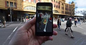 Una persona es vista jugando el nuevo 'Pokemon Go' en su celular en Melbourne (Australia).